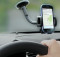 Telefon jako navigace v držáku na předním skle auta